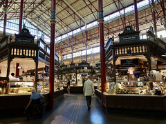 最後に美しい市場の写真を撮って、見学終了。
ちなみにトイレは、地下にクレジットカード決済で利用可能な男女兼用の小規模なものがありました。