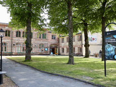 ではでは、良い買い物もできたし、グスタフスベリの町の散策も堪能したので、そろそろストックホルムに戻ることにします。

こちらの建物は、グスタフスベリ陶磁器博物館。
今回は行きませんでした。