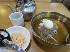 有名な冷麺のお店。咸興麺屋狎鴎亭。
早かったのですいてた。11時ちょっと前。
13000ｗ
私は冷麺よりマッククスのほうが好きだなーと思った。