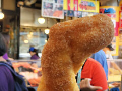 そして、電車でソウルレコードによってみてからそこからバスでホテルに戻る途中、薬局も寄ろうと思いチョンノで降りたら広蔵市場が近い。
あまり並んでなくておなかもすいてたので1000ｗのクァベキを食べる。
おいしいけど個人的には台湾ドーナツのほうがおいしい。
14時半くらい。