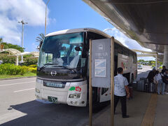 久米島バス。急行便。
イーフビーチホテルまで800円。
35分ほどで到着。

