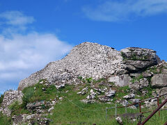 久米島観光スタート。
まずは宇江城。宿から15分ほどで到着。
見事な石垣。