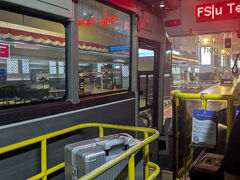 ジャカルタ空港T3に23:30頃到着　トランジットホテルはT1なのでターミナル間移動　が必要　事前調査でターミナル間はエアポートリンク鉄道で無料で移動可能だが、最終便が0:30で、それ以降はターミナル間無料シャトルバスが運行との情報。
入国審査はすんなりと0時ごろ通過できたので、急いで鉄道駅に向かいましたが、途中で?つきの客引きに引っ掛かり、終電を逃してしまいました。客引きのお姉さん曰く、電車はもうない、T1に行くにGrabしかない、との事。わざわざGrabで料金を確認させ、同じ料金でホテルまでタクシーで送るよ、との事。なんだタクシーかよ、ということと、2000円もしたのでお断りして、駅に向かいましたが、終電は出た後でした。仕方なく無料シャトルバスの乗り場で待っていると、親切そうなアニキが声をかけてきて、このバスは空港職員専用なので一般客は乗れないよ、友達が車で来ているのでホテルまで送るよ、との事。ふーんそうなんだと思い、様子を伺っていると、確かに職員専用バスにはタダで乗れないようでしたが10Kルピア（100円ほど）払えば乗れようでした。現金を持っていなかったのでATMで少額キャッシングしてバス乗り場に戻ると、無料バスが停車していました。結局は当初の予定通り無料でターミナル移動できましたが、深夜の空港では何人も同じ手口で引っ掛かったんだろうなーと思いました。2千円払って早くホテルに行った方がいいのでは、と思う人が多いと思いますが、、、
