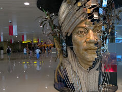 ジョグジャカルタ国際空港に到着
アートなオブジェがお出迎え