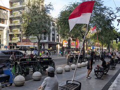 駅からホテルまでは1km程度、マリオボロ通りを散歩しながら南下します