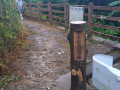 今日の最初の目的地“垣花樋川”（かきのはなひーじゃー）の入り口
駐車スペースには私の他に車が停まっていなかったので、誰も居ないな～と思っていたら、奥から地元の人が歩いて来たので少し驚きましたΣ(･ω･ﾉ)ﾉ！
垣花樋川は現在は農業用水にも使用されているらしいので、地元の農家の方かと思われます。