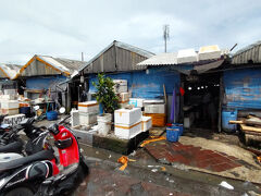 市場の建物に入ってみます。