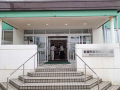 タクシーで資料館へ。