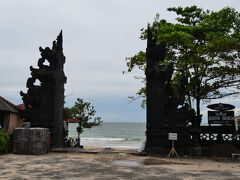 ジェンガラン・ケラミックで買った品物をホテルに置いてから、ジンバランビーチへ。