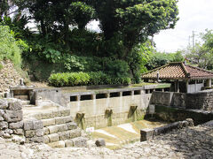 こちらが“仲村渠樋川”（なかんだかりひーじゃー）です。
左側には拝所がありました。
垣花樋川に比べるとかなり水量が少なかったです。