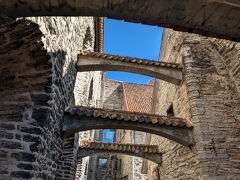 建物同士を繋ぐアーチをもっと近くで撮影しました。
綺麗な晴天と相まって、神聖な感じがしました。他のヨーロッパではこのような意思のアーチは見ないので、貴重です。