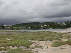 奥武島へは約１００ｍの橋を渡っただけなので、対岸はとっても近いです。
