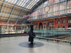 St Pancras International
大英図書館へ行くため、またキングスクロス駅まで戻ってきました。
セントパンクラス駅も散策。
停まっているユーロスターも見えました。