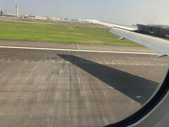 飛行時間５７分でした
おとなりＣＡさま
ずっとお休みで
上にお荷物ありますか？
と話しかけられ
そこから始まりで
数々のＪＡＬの感動物語を話しました
新人なんですと
これから福岡往復らしい
大変喜んでくれたようで
記念になる伊丹～羽田１１６便でした


