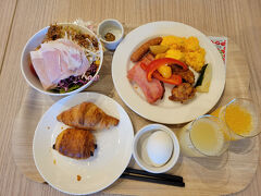 流石にビジネスホテルとは、一線を画した内容の朝食バイキングの内容でした。