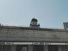 Cardiff Central
カーディフに到着しました。
看板の表記はまずウェールズ語があって、その下に英語があります。
寄ったお店の挨拶はHiya率が高かったです。
カーディフ城・ビュートパーク・カーディフ国立博物館に行きました。
