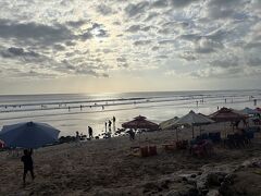 せっかくきたし、ウミガメが海に帰るところだけでも見てこっか、とビーチへ。
ちょうどBSTSの人がいたのでダメ元で「トークンないけど、できないか？」と聞いたところ、「全然できるよ、待ってな」とのこと。
えっそうなん、赤ちゃんカメの数だけトークン配るとかじゃないんや。
信じられなくて、ほんまに？って何回も聞いちゃった。