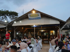 夕食は、ビーチに並ぶ店から「ラーマーヤナ」にしました。