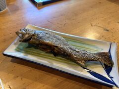 お昼ご飯は近くの嘉門次小屋で
蕎麦と岩魚の塩焼きをいただきました。