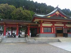 こちらは石鎚神社口之宮本社本殿です．石鎚神社は，中腹に成就社，山頂に頂上社があります．結構沢山の参拝客が来られていました．