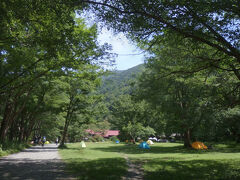 40分ほどで徳沢に到着。もともと牧場だったらしく、今はキャンプ場