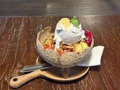 目的はココ、Tukies - The Coconut Shop。
ウブドにいるうちに行きたかったけど、時間はあるが胃にスペースがない状態で…やっと行けた。
フルーツサラダ＆アイスクリーム48K。
すごく美味しい。