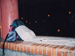 仁川を経由してジャカルタ（T2）に到着したのは22:30
ディリ行きのメルパティ航空に乗るためにオジェック（バイタク）で国内線のT1へ移動した…ら、電気が消え、入口は鍵がかかり、ゼンゼン人気がない(゜゜)
結局、空港の前で野宿…三十路にもなって何やってんだろう(x_x)

（空港の入口が開いたのは03:00過ぎ…空港の外にいたのは4時間ぐらいか）