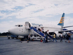 メルパティ航空の【B-737】
ジャカルタ→デンパサール→ディリと同じ機体を使うんだけど、デンパサールでは国内線の到着ロビーからぐる～っと国際線の出発ロビーに回ってイミグレで出国手続き…メンドくさ(>_<)