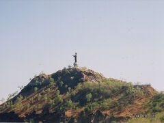 今日はディリ唯一の見所【クリスト・レイ】へ
タクシー（交渉）で往復$5（「歩き方」には$8～10が相場とあったけど)