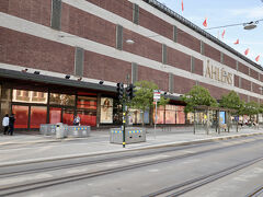 こちらは、地下にスーパーマーケット「Hemköp」のあるデパート「Åhléns City」。
ただ、お土産は、規模は大きくないけど、ストックホルム中央駅地下にある「Coop」の方が、お土産的なものがまとまっていて買いやすかった。