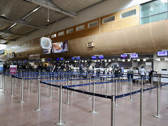 チェックインゾーン5に馴染みのあるANAのロゴマークがずらり。

チェックインは、非常に無愛想なスタッフからスーツケースにPCが入っていないかの確認だけされ、あっという間に手続き完了！
これまでのどんな国際線のチェックイン手続きよりも早かった気がする（苦笑）