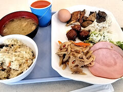 実家の朝ごはん。

お盆休みですもんね。朝食会場も激込み。