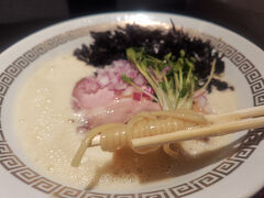 午前中は臨時休業していた新潟駅の駅ビルCocoroが開いていたので自宅へのお土産タイム。
最後の食べ納めで鶏そば縁道 煮干別邸で泡煮干そば。
ポタージュみたいな濃厚スープですが煮干しもしっかり。
岩のりが混ざっていくと味が変わってきます。
さすがに麺は食べきれませんでしたが、スープは止まらずぐいぐいと。
旅の締めを締めくくる一杯でした。