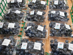 近くの「道の駅　伊吹の里」でも、ベリーAを販売中。

ぶどう園では500円だったのに、ここでは600円。
行けるなら、ぶどう園で買うのがオトク。