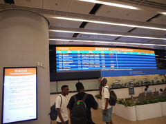 九龍駅から、地下商店街と歩道橋で、高速鉄道の終点、西九龍駅へ来ました。
これは、短距離列車の出発表示です。広州とか深圳とかの行き先が見えます