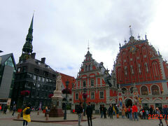 さて翌朝。まずはブラックヘッド ハウスを訪問してみます。
あさイチはちょっとお天気が曇ったり雨が降ったり・・・
