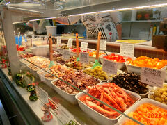 新鮮なサーモンや色とりどりの海鮮ものが並びます。