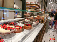 お目当てはコチラ。Kūkotava
オールドタウンから少し離れた地元の人の街、というエリアにあります。
たくさんのお客さんがひっきりなしにパンやケーキを買い求めます。