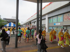 祭に参加した踊り子たちがいっぱいいました。よさこい祭りの資料館が市内にあります。ぜひ立ち寄ってください。