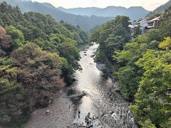 散策開始☆

駅前すぐの御岳橋から見る多摩川「御岳渓谷」
すばらしい☆

ちなみに駅は「御嶽(みたけ)」、渓谷は「御岳(みたけ)」です。