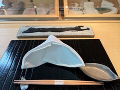 夜に名古屋で食事の予定があるので、昼は軽めにお好みで帝国ホテルのなか田で寿司をつまみたいと思うも、海外からの要人滞在で大変なことになっているらしいので、グランドハイアット東京の六緑へ。