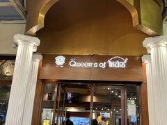 ホテル周辺には高級レストランからローカルワルン・スーパー・コンビニ・お土産屋さん・街スパなどが並んでいて楽しめます
今夜は【Queen's of India】で夕食