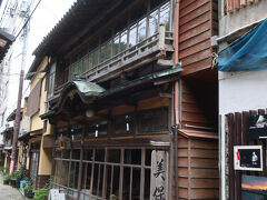 本日宿泊する美保館（本館）が見えてきました。明治38年（1905年）建築の国登録有形文化財です。こちらの建物で朝食をいただくことになっています。