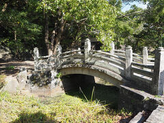 明倫館遺構万歳橋。
中国風のデザインを行った太鼓橋と説明文に書かれておりました。