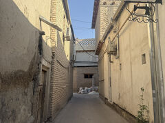 6：42ブハラ駅着
駅から出るとタクシーの客引きが声をかけてきます。
人がたくさんいるところだとタクシーを探すのが難しいため、少し駅から離れた場所でYANDEXでタクシーを呼びました。
観光地であるラビハウズ周辺までは29500SUMでした。
この辺は道が狭いので奥まで入れずにここから歩いていくことに。
