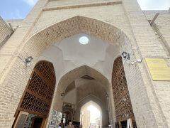 タキ・バザール。タキ（道路の交差点にある屋根付きのお土産屋さん）は全部で３つある。どのタキかわからなくなってしまいました。たぶん、タキ・サラフォンかと…