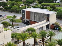 メインのモール街から横断歩道や橋(？)で行けるのが


「スターバックス コーヒー　沖縄本部町店」


ドライブスルー完備で、夜は特に長い列を作っていました！