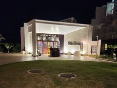 メインモールから独立して建っているお店が


「和牛焼肉専門店　BURIBUSHI」


お高い焼肉屋さん。