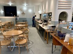 
奈良滞在３日目の朝です。
「変なホテル 奈良」の一階のカフェ、「お天気パーラー」に来ました。

