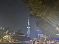 帰りはホテルまで歩いて帰ります。久屋大通公園を通り抜けます。